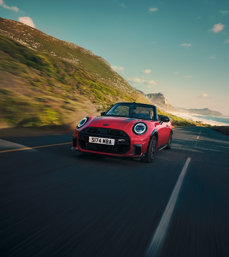 MINI Cabriolet John Cooper Works roulant le long d’une route côtière.