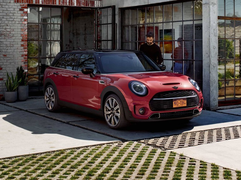 MINI Clubman – rouge et noir – six portes