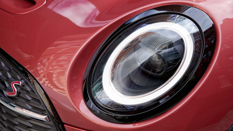 MINI Clubman – rouge et noir – phares adaptatifs