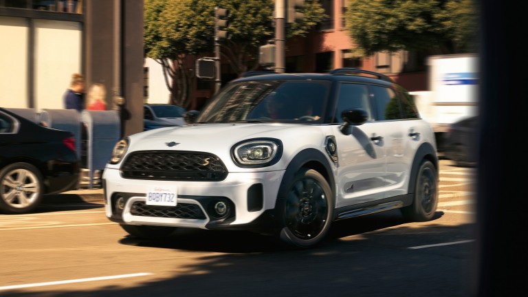 MINI Cooper SE Countryman All4 – vue latérale avant argent et noir – comparaison des modèles 